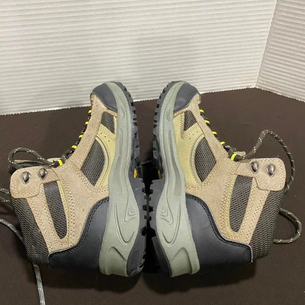 Khaki and green Denali size 4 hiking boots . SKU319. hikingboots